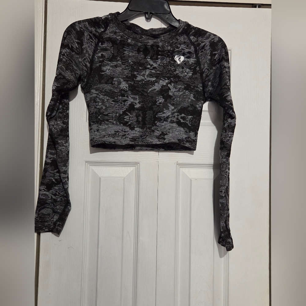 Women's Best Cropped Long-Sleeve Active Top - Black Gray Camouflage Thumb Holes